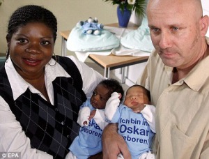 Bayi kembar hitam putih, Leo dan Rian, bersama kedua orangtua mereka.