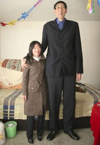 Manusia tertinggi nomor 2 di dunia, Bao Xishun (54), berpose dengan istrinya, Xia Shujian (27). Guiness World Records menyatakan Bao sebagai pemegang rekor manusia tertinggi di dunia karena Leonid Stadnyk asal Ukraina menolak diukur tingginya untuk dicatat di buku recor.