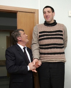 Manusia tertinggi di dunia, Leonid Stadnyk (37) berjabat tangan dengan Presiden Ukraina, Viktor Yuschenko (kiri).