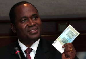 Gubernur Bank Sentral Zimbabwe, Gideon Gono, menunjukkan pecahan 50 juta dolar Zimbabwe. 
